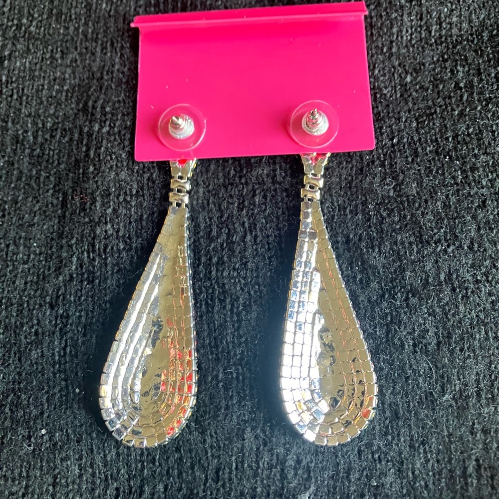 Betsey Johnson beautiful dangle earrings - Picture 2 of 2